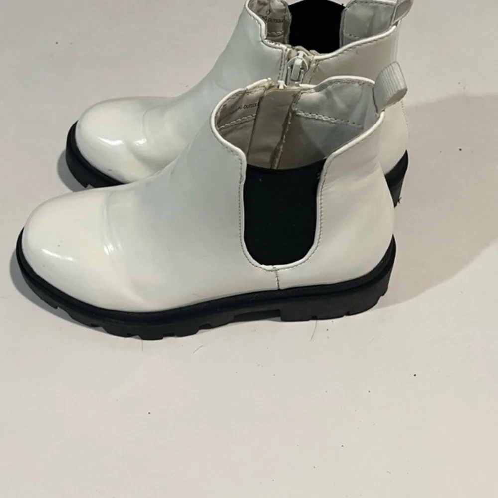 Steve Madden White and Black Sandals